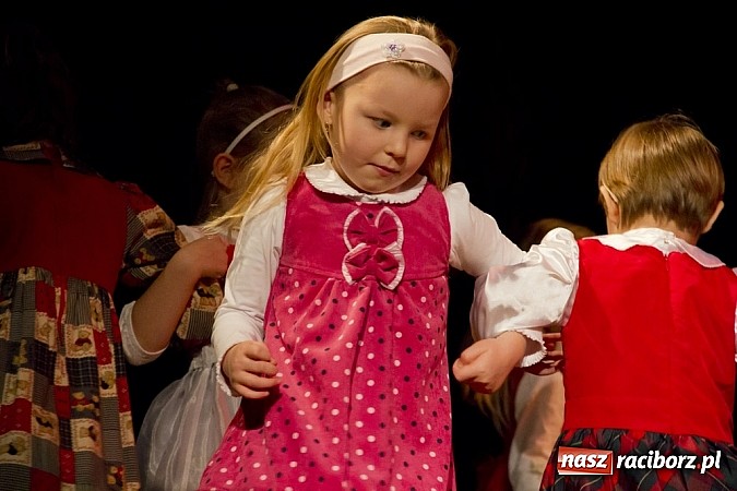Zdjęcie w galerii na portalu naszraciborz.pl: W MDK-u nie zapomniano o babciach i dziadkach. Były piękne występy wiadomości z regionu