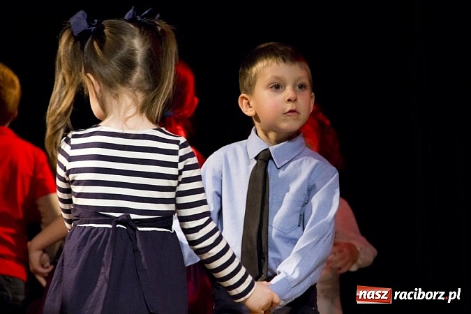 Zdjęcie w galerii na portalu naszraciborz.pl: W MDK-u nie zapomniano o babciach i dziadkach. Były piękne występy wiadomości z regionu