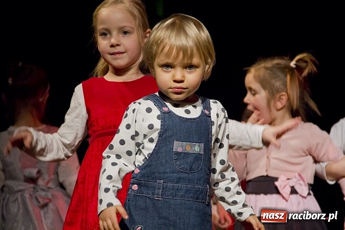 Zdjęcie w galerii na portalu naszraciborz.pl: W MDK-u nie zapomniano o babciach i dziadkach. Były piękne występy wiadomości z regionu