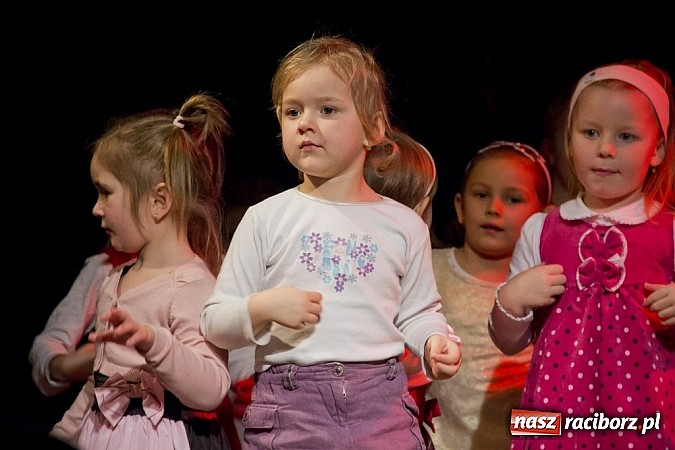 Zdjęcie w galerii na portalu naszraciborz.pl: W MDK-u nie zapomniano o babciach i dziadkach. Były piękne występy wiadomości z regionu