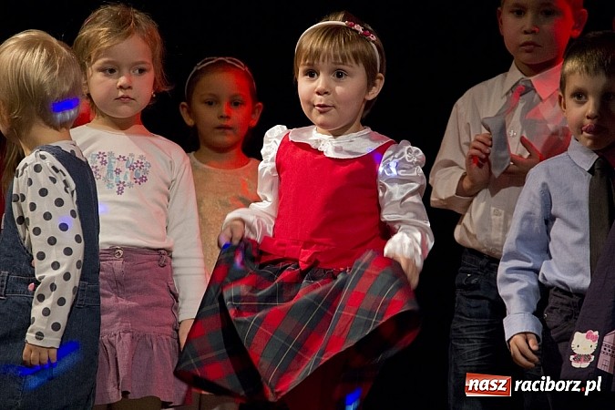 Zdjęcie w galerii na portalu naszraciborz.pl: W MDK-u nie zapomniano o babciach i dziadkach. Były piękne występy wiadomości z regionu