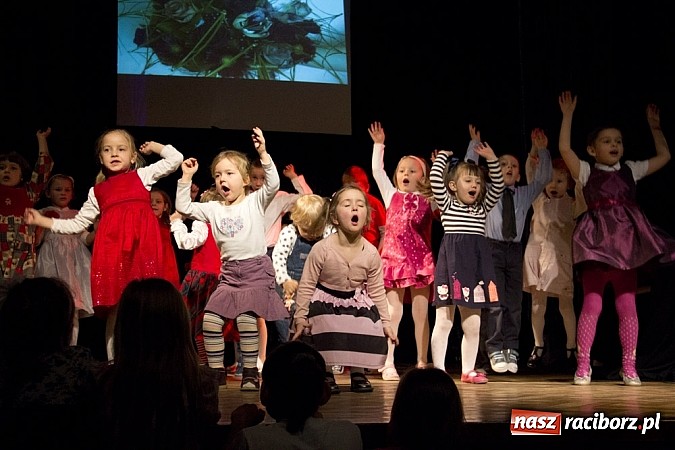 Zdjęcie w galerii na portalu naszraciborz.pl: W MDK-u nie zapomniano o babciach i dziadkach. Były piękne występy wiadomości z regionu