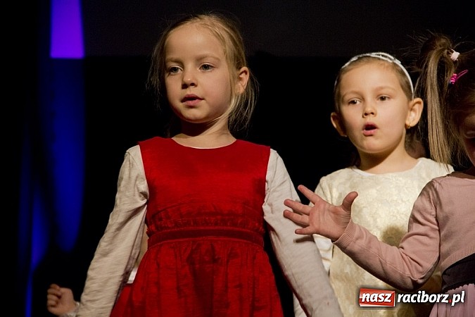 Zdjęcie w galerii na portalu naszraciborz.pl: W MDK-u nie zapomniano o babciach i dziadkach. Były piękne występy wiadomości z regionu