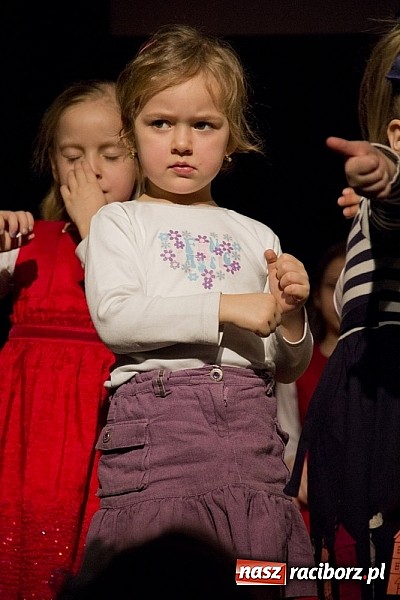 Zdjęcie w galerii na portalu naszraciborz.pl: W MDK-u nie zapomniano o babciach i dziadkach. Były piękne występy wiadomości z regionu