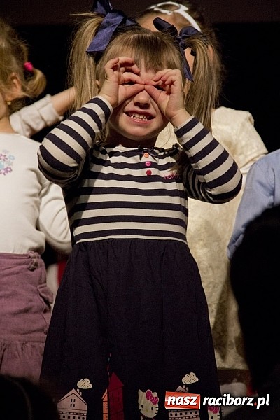 Zdjęcie w galerii na portalu naszraciborz.pl: W MDK-u nie zapomniano o babciach i dziadkach. Były piękne występy wiadomości z regionu