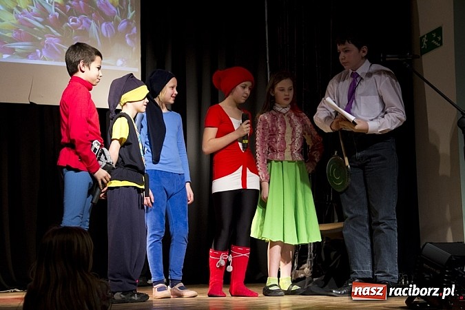 Zdjęcie w galerii na portalu naszraciborz.pl: W MDK-u nie zapomniano o babciach i dziadkach. Były piękne występy wiadomości z regionu