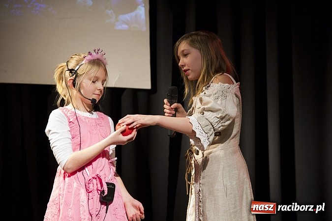 Zdjęcie w galerii na portalu naszraciborz.pl: W MDK-u nie zapomniano o babciach i dziadkach. Były piękne występy wiadomości z regionu