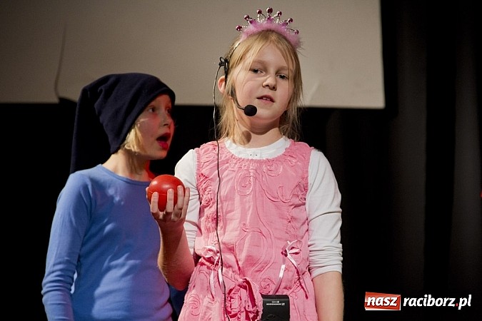 Zdjęcie w galerii na portalu naszraciborz.pl: W MDK-u nie zapomniano o babciach i dziadkach. Były piękne występy wiadomości z regionu