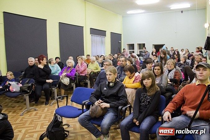 Zdjęcie w galerii na portalu naszraciborz.pl: W MDK-u nie zapomniano o babciach i dziadkach. Były piękne występy wiadomości z regionu