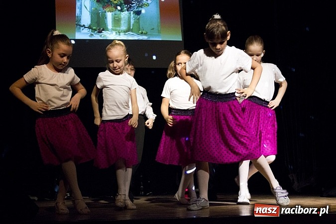 Zdjęcie w galerii na portalu naszraciborz.pl: W MDK-u nie zapomniano o babciach i dziadkach. Były piękne występy wiadomości z regionu