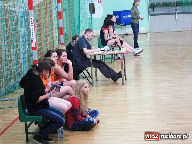 Zdjęcie w galerii na portalu naszraciborz.pl: Siatkarskie zmagania w Arenie Rafako wiadomości z regionu