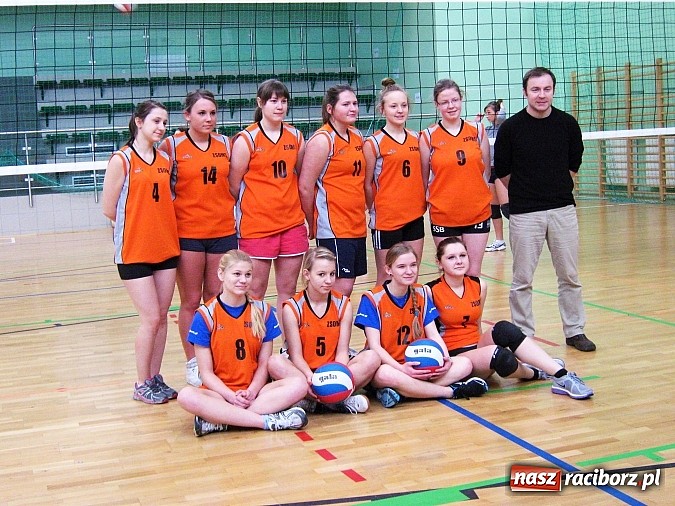 Zdjęcie w galerii na portalu naszraciborz.pl: Siatkarskie zmagania w Arenie Rafako wiadomości z regionu