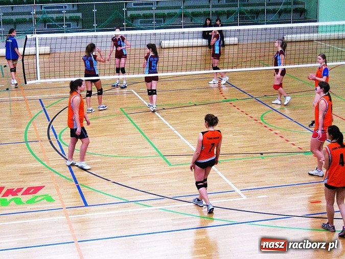 Zdjęcie w galerii na portalu naszraciborz.pl: Siatkarskie zmagania w Arenie Rafako wiadomości z regionu
