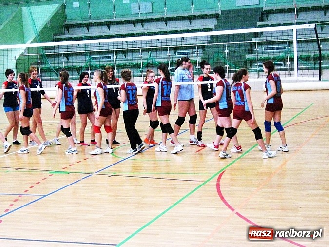 Zdjęcie w galerii na portalu naszraciborz.pl: Siatkarskie zmagania w Arenie Rafako wiadomości z regionu