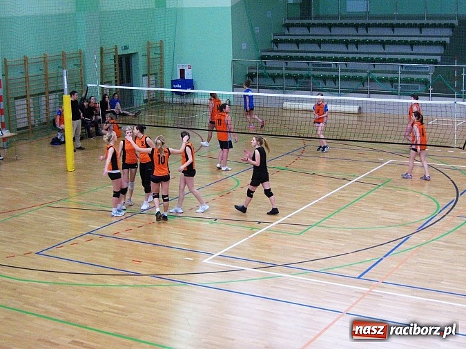 Zdjęcie w galerii na portalu naszraciborz.pl: Siatkarskie zmagania w Arenie Rafako wiadomości z regionu