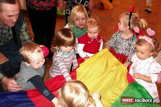 Zdjęcie w galerii na portalu naszraciborz.pl: Wesoło i smacznie, z narodzinami w tle wiadomości z regionu