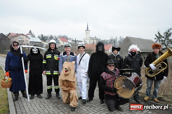 Zdjęcie w galerii na portalu naszraciborz.pl: Ber chodzi po wsiach, ale młodych dziewczyn niestety nie spotkał wiadomości z regionu