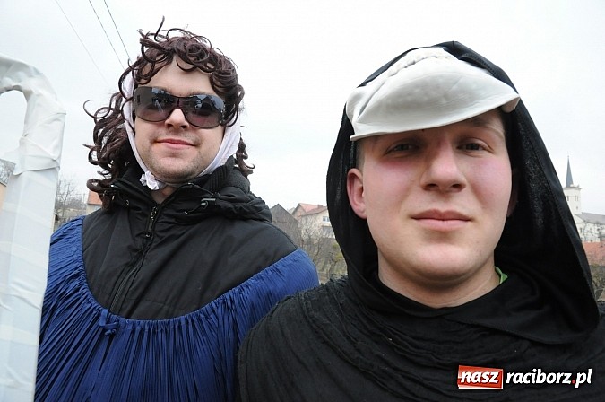 Zdjęcie w galerii na portalu naszraciborz.pl: Ber chodzi po wsiach, ale młodych dziewczyn niestety nie spotkał wiadomości z regionu