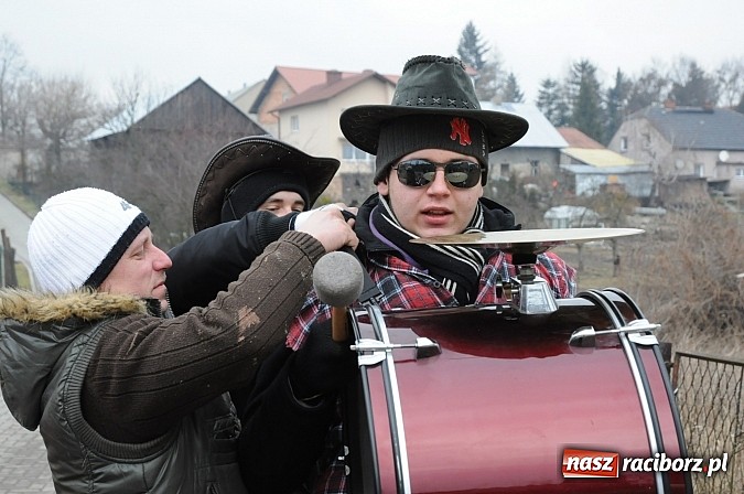 Zdjęcie w galerii na portalu naszraciborz.pl: Ber chodzi po wsiach, ale młodych dziewczyn niestety nie spotkał wiadomości z regionu