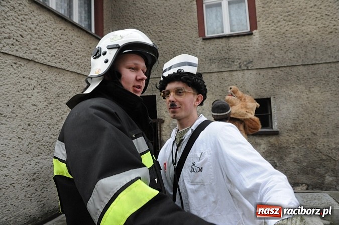 Zdjęcie w galerii na portalu naszraciborz.pl: Ber chodzi po wsiach, ale młodych dziewczyn niestety nie spotkał wiadomości z regionu