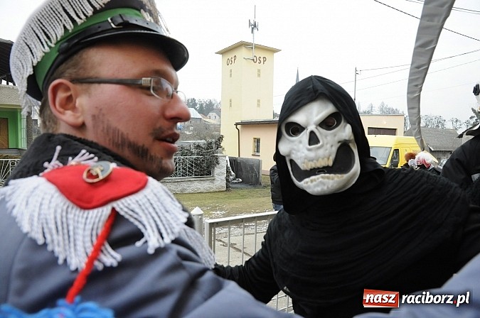 Zdjęcie w galerii na portalu naszraciborz.pl: Ber chodzi po wsiach, ale młodych dziewczyn niestety nie spotkał wiadomości z regionu