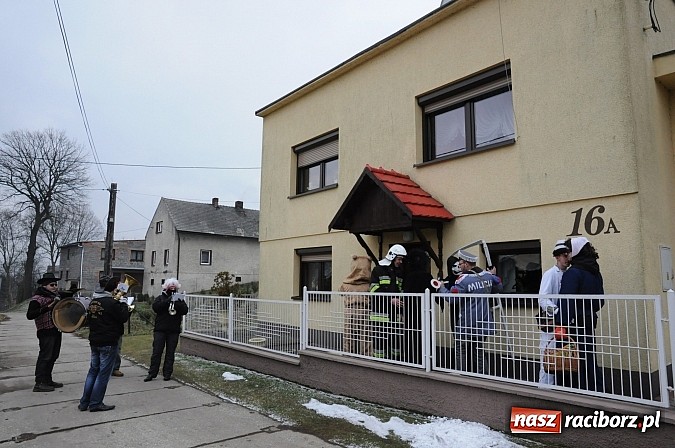 Zdjęcie w galerii na portalu naszraciborz.pl: Ber chodzi po wsiach, ale młodych dziewczyn niestety nie spotkał wiadomości z regionu