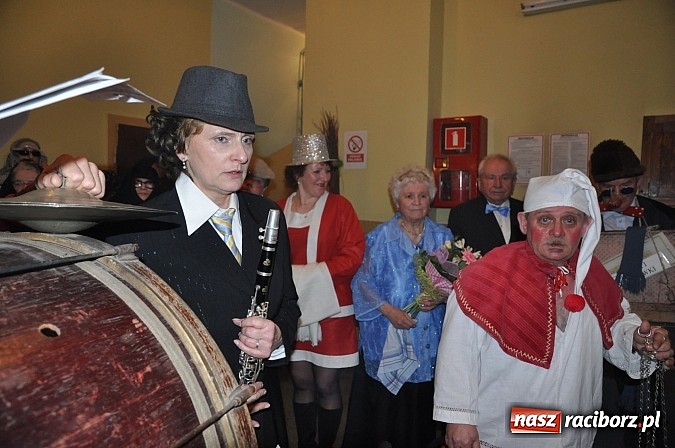 Zdjęcie w galerii na portalu naszraciborz.pl: Ostatki w Krzanowicach tradycyjnie z pogrzebaniem basa wiadomości z regionu