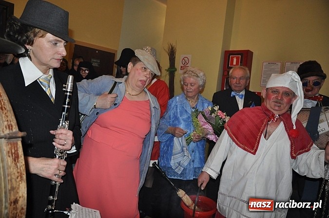 Zdjęcie w galerii na portalu naszraciborz.pl: Ostatki w Krzanowicach tradycyjnie z pogrzebaniem basa wiadomości z regionu