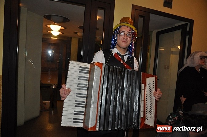 Zdjęcie w galerii na portalu naszraciborz.pl: Ostatki w Krzanowicach tradycyjnie z pogrzebaniem basa wiadomości z regionu