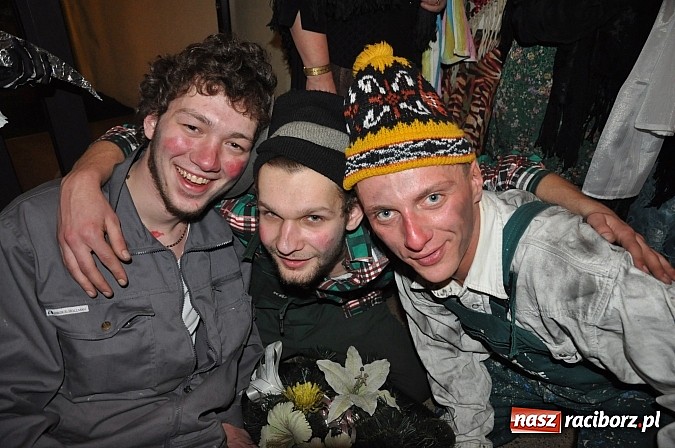 Zdjęcie w galerii na portalu naszraciborz.pl: Ostatki w Krzanowicach tradycyjnie z pogrzebaniem basa wiadomości z regionu