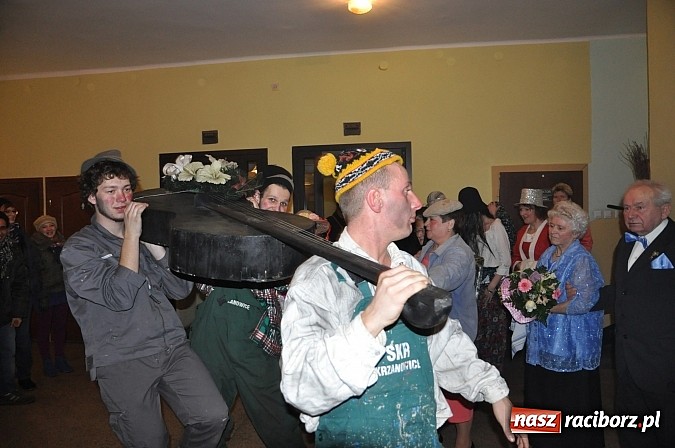 Zdjęcie w galerii na portalu naszraciborz.pl: Ostatki w Krzanowicach tradycyjnie z pogrzebaniem basa wiadomości z regionu