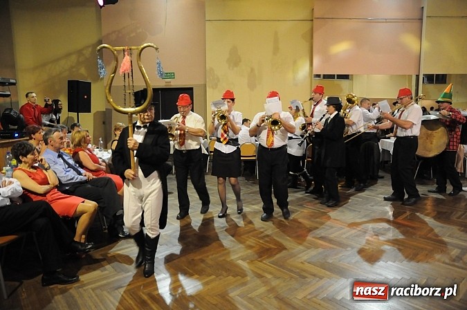 Zdjęcie w galerii na portalu naszraciborz.pl: Ostatki w Krzanowicach tradycyjnie z pogrzebaniem basa wiadomości z regionu