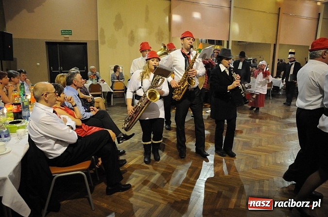 Zdjęcie w galerii na portalu naszraciborz.pl: Ostatki w Krzanowicach tradycyjnie z pogrzebaniem basa wiadomości z regionu