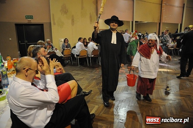 Zdjęcie w galerii na portalu naszraciborz.pl: Ostatki w Krzanowicach tradycyjnie z pogrzebaniem basa wiadomości z regionu