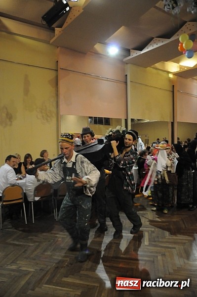 Zdjęcie w galerii na portalu naszraciborz.pl: Ostatki w Krzanowicach tradycyjnie z pogrzebaniem basa wiadomości z regionu