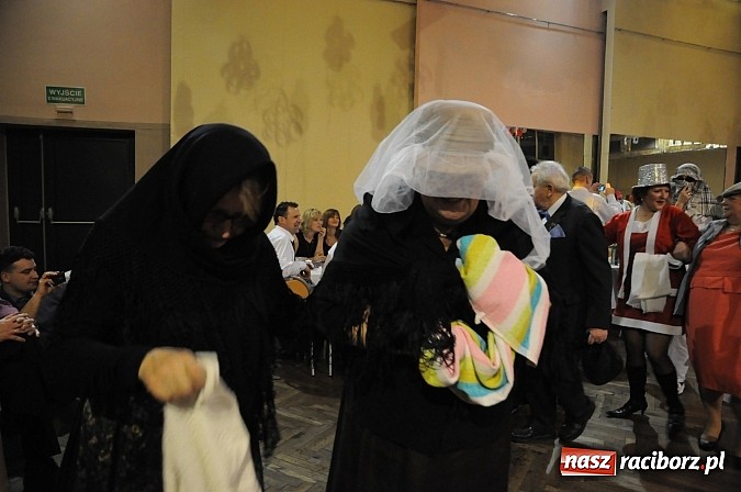 Zdjęcie w galerii na portalu naszraciborz.pl: Ostatki w Krzanowicach tradycyjnie z pogrzebaniem basa wiadomości z regionu