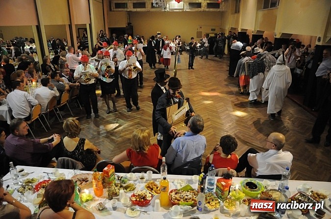 Zdjęcie w galerii na portalu naszraciborz.pl: Ostatki w Krzanowicach tradycyjnie z pogrzebaniem basa wiadomości z regionu