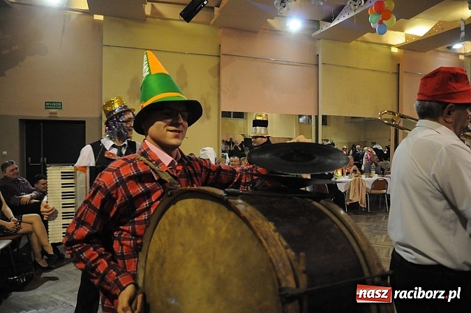 Zdjęcie w galerii na portalu naszraciborz.pl: Ostatki w Krzanowicach tradycyjnie z pogrzebaniem basa wiadomości z regionu