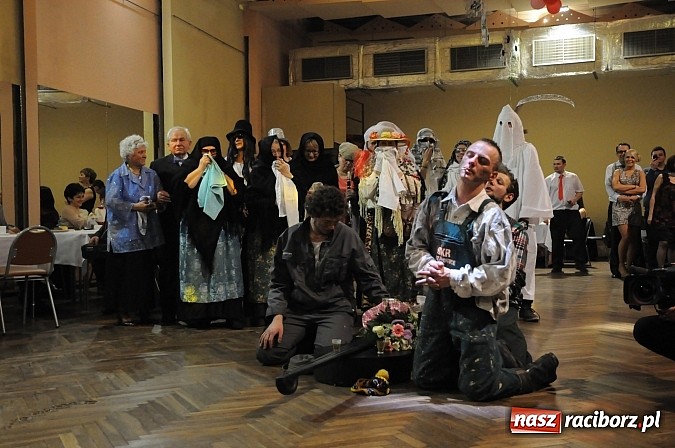 Zdjęcie w galerii na portalu naszraciborz.pl: Ostatki w Krzanowicach tradycyjnie z pogrzebaniem basa wiadomości z regionu
