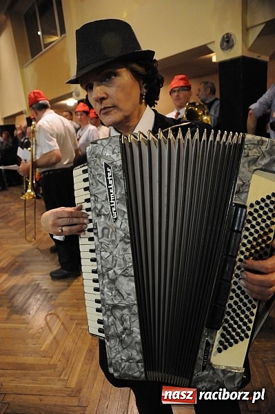 Zdjęcie w galerii na portalu naszraciborz.pl: Ostatki w Krzanowicach tradycyjnie z pogrzebaniem basa wiadomości z regionu