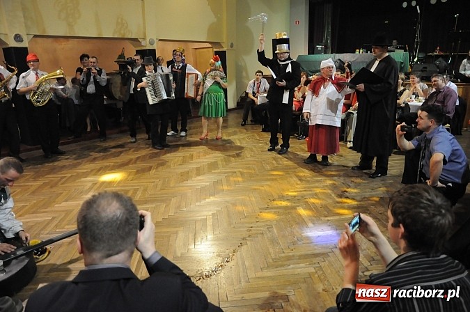 Zdjęcie w galerii na portalu naszraciborz.pl: Ostatki w Krzanowicach tradycyjnie z pogrzebaniem basa wiadomości z regionu