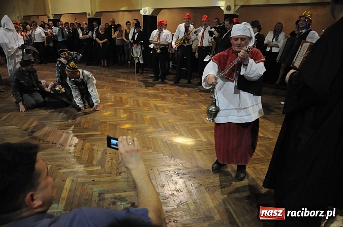 Zdjęcie w galerii na portalu naszraciborz.pl: Ostatki w Krzanowicach tradycyjnie z pogrzebaniem basa wiadomości z regionu
