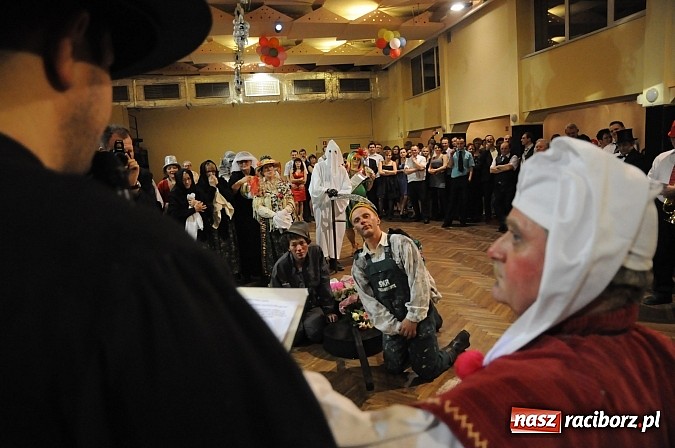 Zdjęcie w galerii na portalu naszraciborz.pl: Ostatki w Krzanowicach tradycyjnie z pogrzebaniem basa wiadomości z regionu