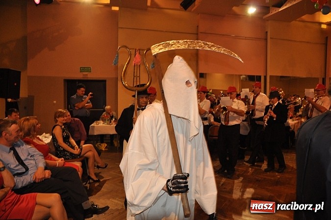 Zdjęcie w galerii na portalu naszraciborz.pl: Ostatki w Krzanowicach tradycyjnie z pogrzebaniem basa wiadomości z regionu