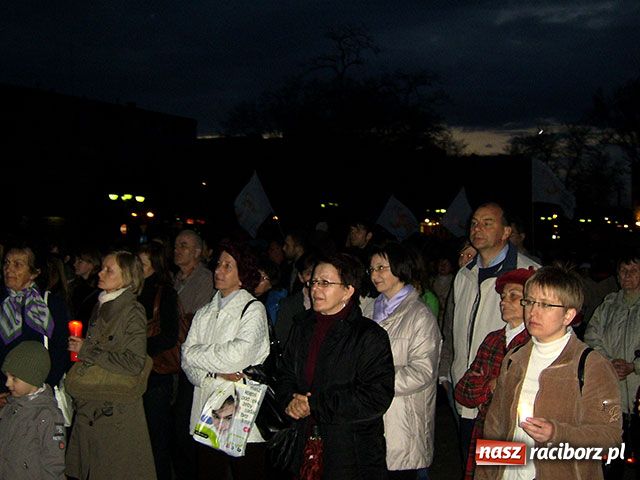 Zdjęcie w galerii na portalu naszraciborz.pl: Koncert papieski na pl. Długosza wiadomości z regionu