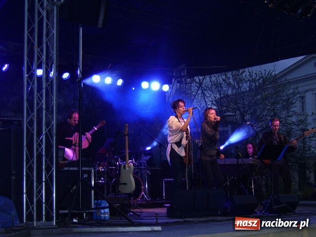 Zdjęcie w galerii na portalu naszraciborz.pl: Koncert papieski na pl. Długosza wiadomości z regionu