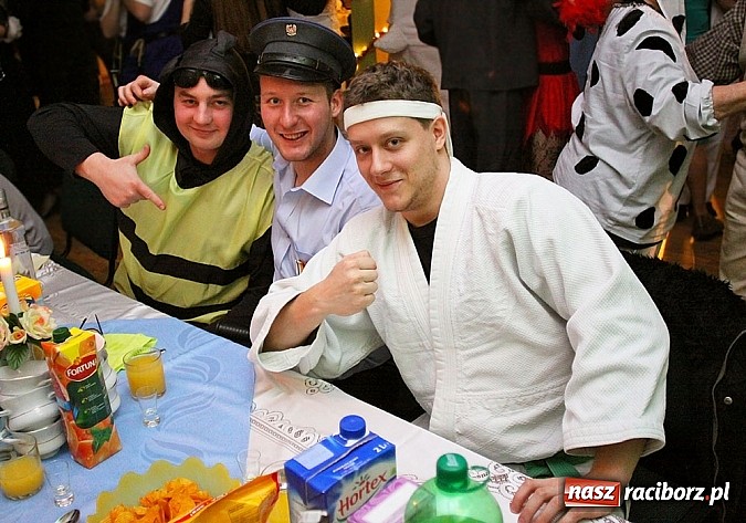 Zdjęcie w galerii na portalu naszraciborz.pl: Grzebanie basa w DFK w Nędzy wiadomości z regionu