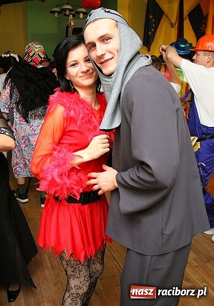 Zdjęcie w galerii na portalu naszraciborz.pl: Grzebanie basa w DFK w Nędzy wiadomości z regionu