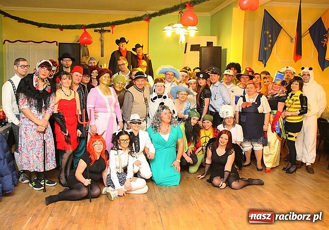 Zdjęcie w galerii na portalu naszraciborz.pl: Grzebanie basa w DFK w Nędzy wiadomości z regionu