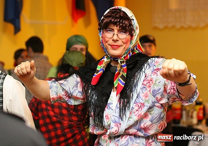 Zdjęcie w galerii na portalu naszraciborz.pl: Grzebanie basa w DFK w Nędzy wiadomości z regionu